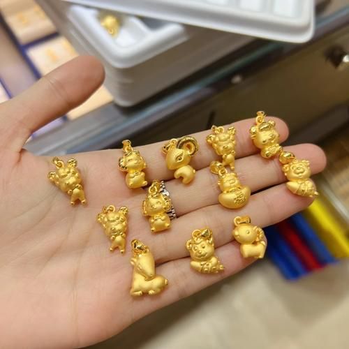 属相女吊坠 生肖（属相女吊坠生肖如何挑选才最招桃花？）