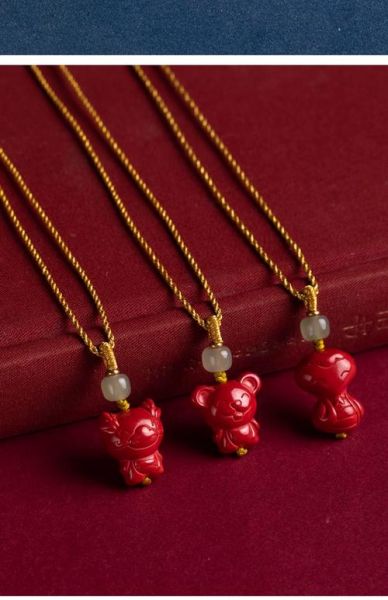 生肖属相挂饰项链（生肖属相挂饰项链送女生选哪属相）