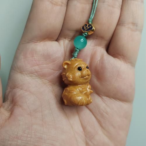 雕刻生肖属相吊坠（雕刻生肖吊坠怎么选）