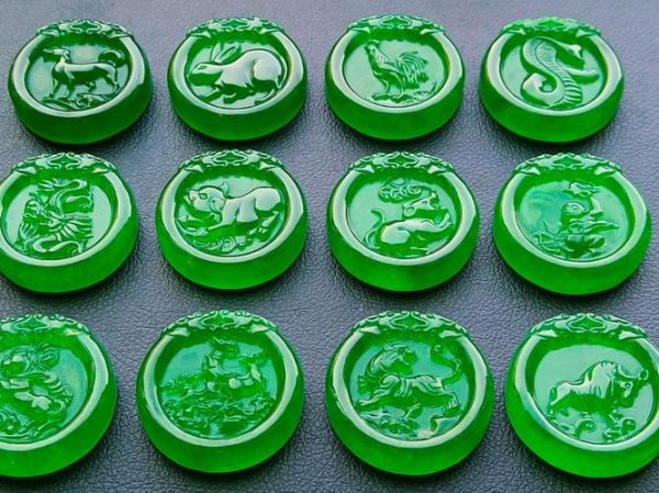 翡翠属相十二生肖（翡翠属相十二生肖佩戴讲究🐲小白一看就会）