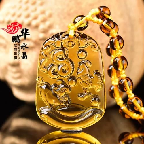 生肖属相吊坠黄牌（生肖属相吊坠黄牌怎么选才吉利）