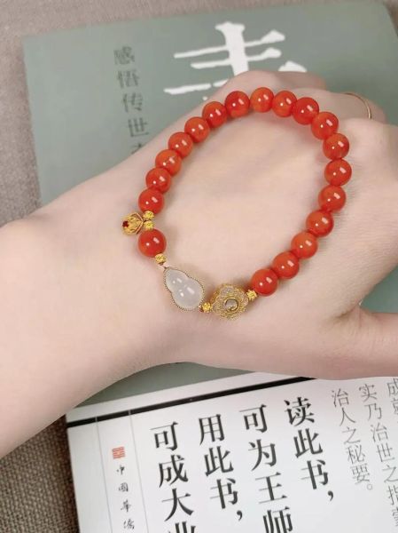 属相蛇戴生肖羊好吗（属蛇佩戴羊生肖好吗）