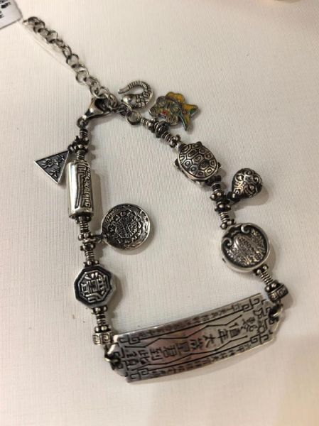 生肖属相银饰手链（生肖属相银饰手链怎么挑最招财？）