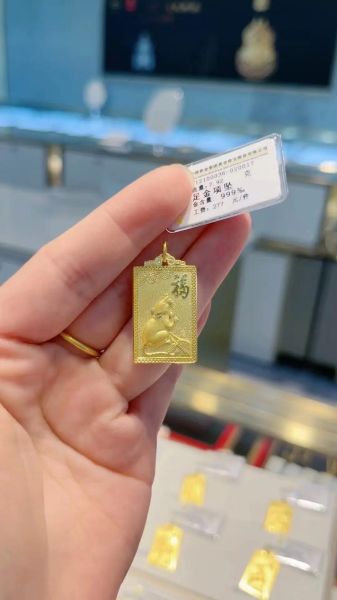 生肖属相黄金挂饰（生肖属相黄金挂饰怎么选才显手白）
