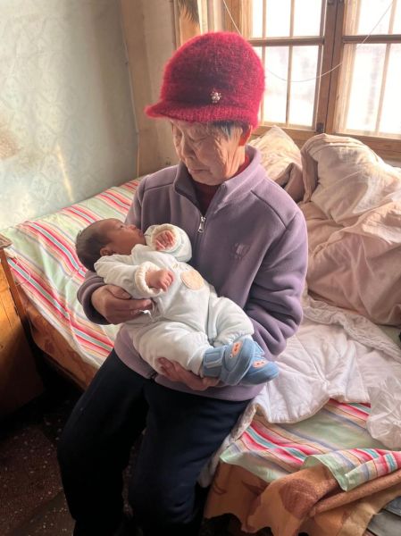 婆婆抱孙生肖属相（婆婆属相与孙子相冲怎么办）