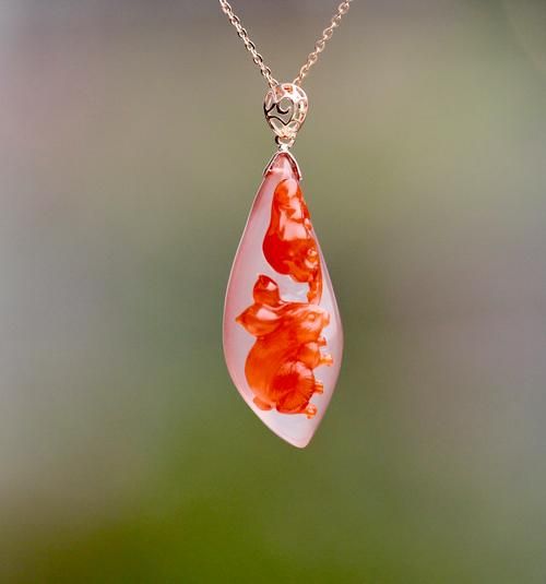 生肖属相南红吊坠（南红吊坠生肖属相怎么选）