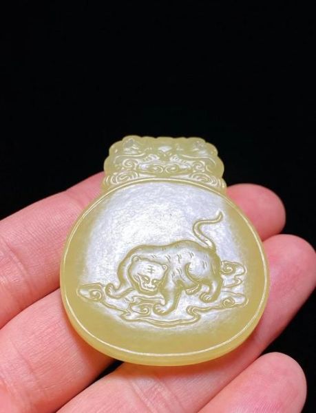 虎属相生肖牌（虎属相生肖牌什么材质最旺运）