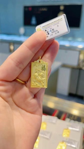 生肖属相黄金男士佩戴（男士生肖黄金吊坠怎么选？这样戴最显品味）