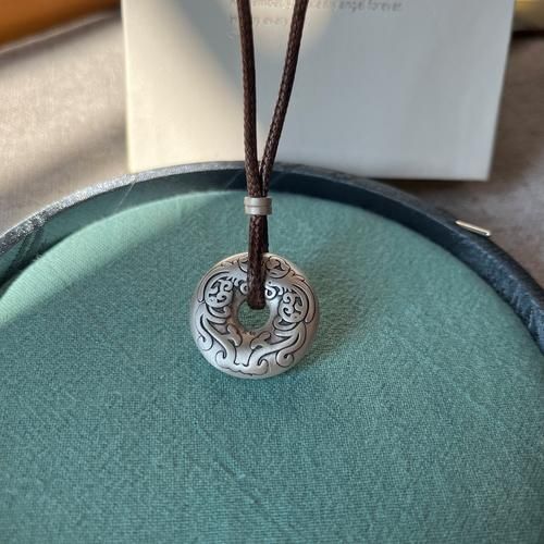 属相银吊坠 生肖（生肖925纯银吊坠怎么选颜色最吉利）