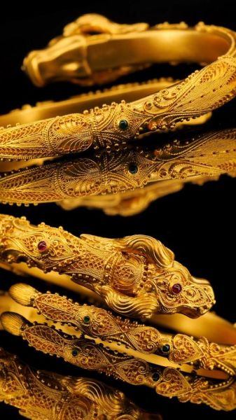 生肖属相黄金手镯(生肖属相黄金手镯适合买哪个)