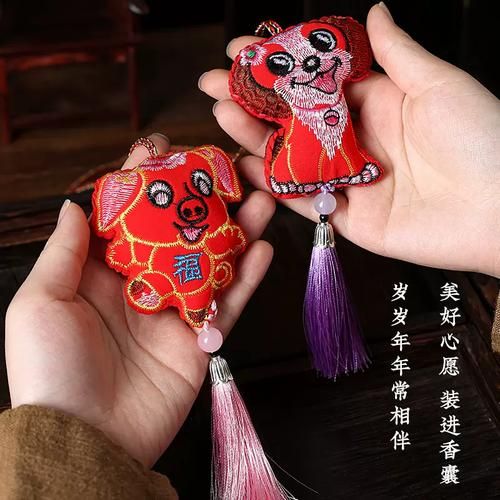 生肖属相荷包（本命年荷包怎么选最合适）