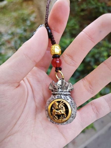 生肖属相车载吊坠（汽车生肖挂件选哪个属相最旺财运？）