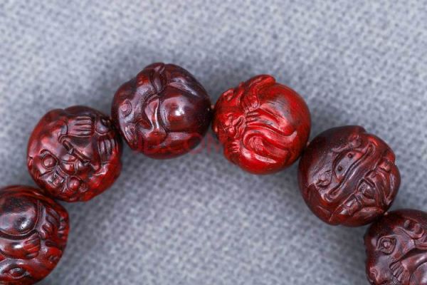 生肖属相紫檀(生肖紫檀手串寓意与搭配指南)